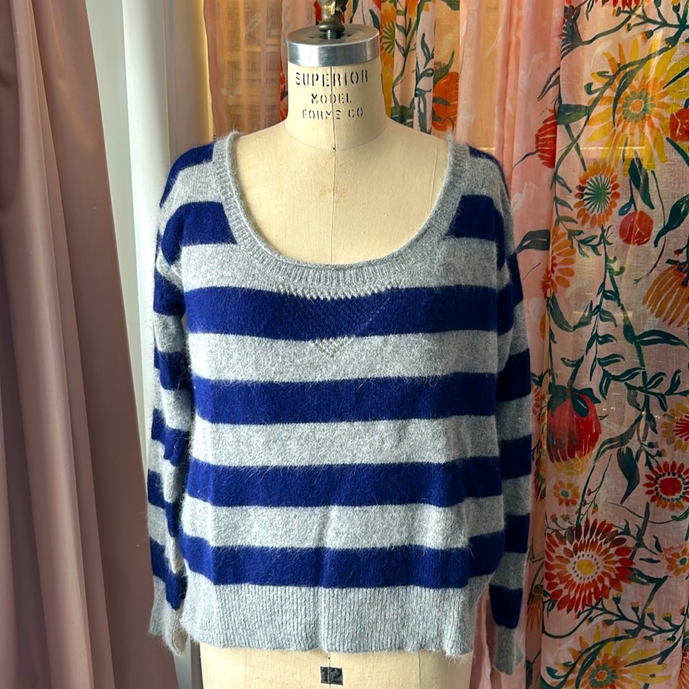 🎁🎁Holiday Flash Sale🎁🎁 EUC Victoria’s Secret Striped, Cozy Sweater
